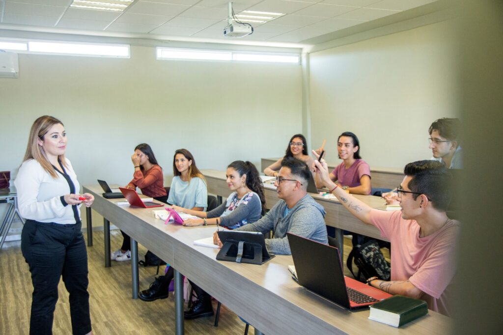 Picture of teachers collaborating in room